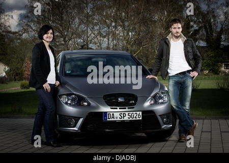 Les ambassadeurs de marque siège Jasmin Tabatabai, Andreas Pietschmann posant dehors Raj Mahal hotel avec une Seat Leon Cupra R peu avant d'assister à un match de football le Borussia Dortmund et le Bayern Munich. Hanovre, Allemagne - 11.04.2012 Banque D'Images