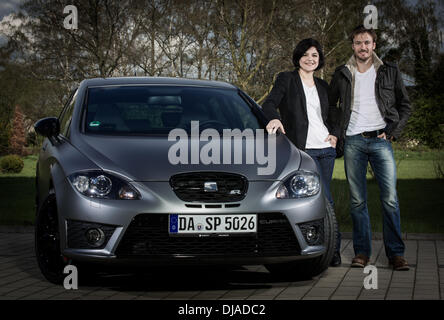 Les ambassadeurs de marque siège Jasmin Tabatabai, Andreas Pietschmann posant dehors Raj Mahal hotel avec une Seat Leon Cupra R peu avant d'assister à un match de football le Borussia Dortmund et le Bayern Munich. Hanovre, Allemagne - 11.04.2012 Banque D'Images