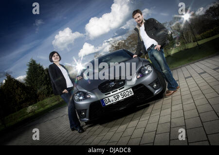 Les ambassadeurs de marque siège Jasmin Tabatabai, Andreas Pietschmann posant dehors Raj Mahal hotel avec une Seat Leon Cupra R peu avant d'assister à un match de football le Borussia Dortmund et le Bayern Munich. Hanovre, Allemagne - 11.04.2012 Banque D'Images