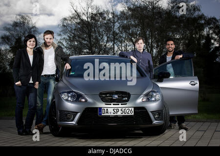 Les ambassadeurs de marque siège Andreas Pietschmann, Jasmin Tabatabai, David Kross, Elyas M'Barek posant dehors Raj Mahal hotel avec une Seat Leon Cupra R peu avant d'assister à un match de football le Borussia Dortmund et le Bayern Munich. Witten, Allemagne - 11.04 Banque D'Images