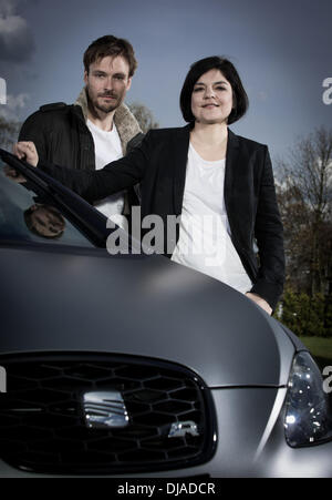 Les ambassadeurs de marque siège Jasmin Tabatabai, Andreas Pietschmann posant dehors Raj Mahal hotel avec une Seat Leon Cupra R peu avant d'assister à un match de football le Borussia Dortmund et le Bayern Munich. Hanovre, Allemagne - 11.04.2012 Banque D'Images