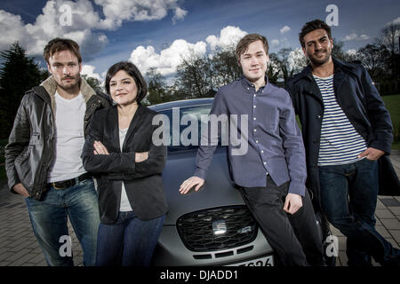 Les ambassadeurs de marque siège Andreas Pietschmann, Jasmin Tabatabai, David Kross, Elyas M'Barek posant dehors Raj Mahal hotel avec une Seat Leon Cupra R peu avant d'assister à un match de football le Borussia Dortmund et le Bayern Munich. Witten, Allemagne - 11.04 Banque D'Images