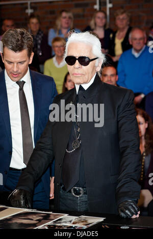 Markus Lanz et Karl Lagerfeld à l'enregistrement de la télévision allemande ZDF 'Markus Lanz" Stahlwiete à. Hambourg, Allemagne - 20.06.2005 Banque D'Images