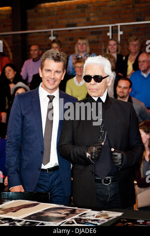 Markus Lanz et Karl Lagerfeld à l'enregistrement de la télévision allemande ZDF 'Markus Lanz" Stahlwiete à. Hambourg, Allemagne - 20.06.2005 Banque D'Images