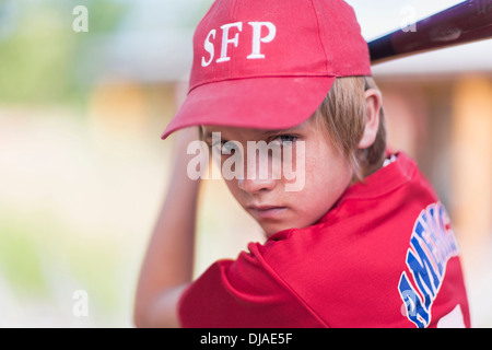 Young boy playing baseball outdoors Banque D'Images