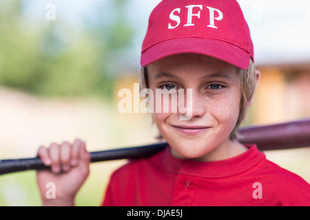 Young boy playing baseball outdoors Banque D'Images