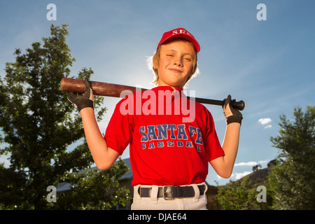 Young boy playing baseball outdoors Banque D'Images