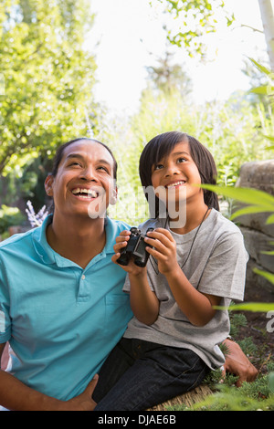 Père et fils smiling outdoors Banque D'Images