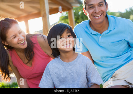 Family smiling outdoors Banque D'Images