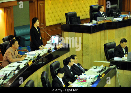 Bangkok, Thaïlande. 26 nov., 2013. Premier Ministre thaïlandais Yingluck Shinawatra débats au parlement Chambre à Bangkok, Thaïlande, le 26 novembre 2013. Credit : Rachen Sageamsak/Xinhua/Alamy Live News Banque D'Images