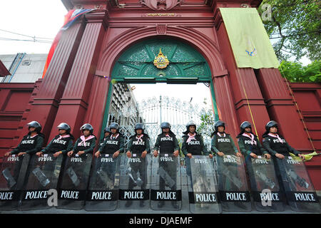 Bangkok, Thaïlande. 26 nov., 2013. Des policiers antiémeutes montent la garde comme Premier Ministre thaïlandais Yingluck Shinawatra débats au parlement Chambre à Bangkok, Thaïlande, le 26 novembre 2013. Credit : Rachen Sageamsak/Xinhua/Alamy Live News Banque D'Images