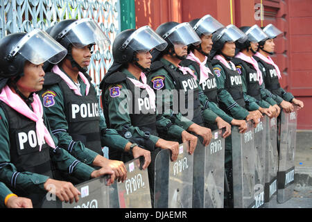 Bangkok, Thaïlande. 26 nov., 2013. Des policiers antiémeutes montent la garde comme Premier Ministre thaïlandais Yingluck Shinawatra débats au parlement Chambre à Bangkok, Thaïlande, le 26 novembre 2013. Credit : Rachen Sageamsak/Xinhua/Alamy Live News Banque D'Images