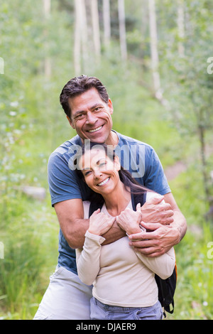 Couple hugging in forest Banque D'Images