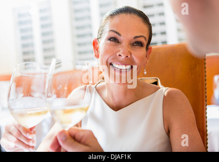 Couple toasting each other at restaurant Banque D'Images