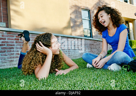 Mixed Race girls talking in grass Banque D'Images