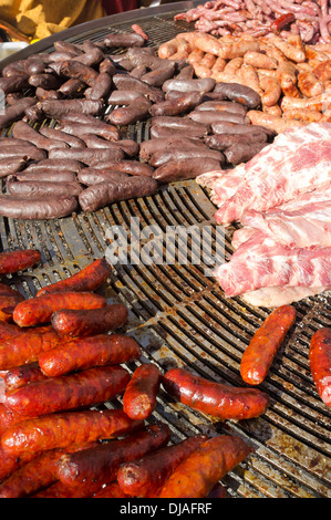 Barbecue espagnol avec un assortiment de chorizo, boudin noir et des côtes Banque D'Images