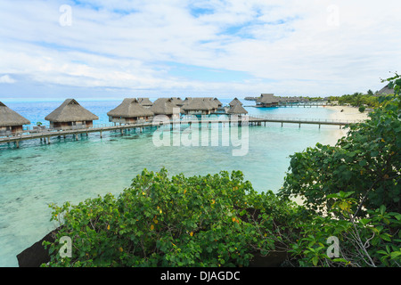 Plus de bungalows de l'océan tropical, Bora Bora, Polynésie Française Banque D'Images