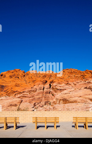 Des bancs de parc face à Red Rock Canyon, Nevada, United States Banque D'Images