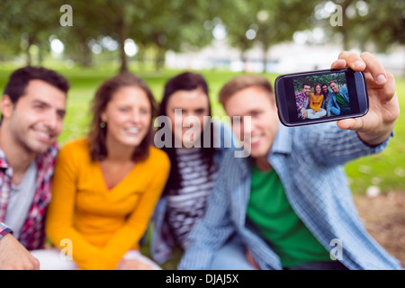 Prise mâle photo avec des amis du collège in park Banque D'Images