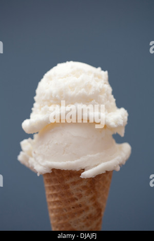 Close up of vanilla ice cream cone Banque D'Images