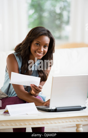 Payer les factures en ligne femme noir Banque D'Images