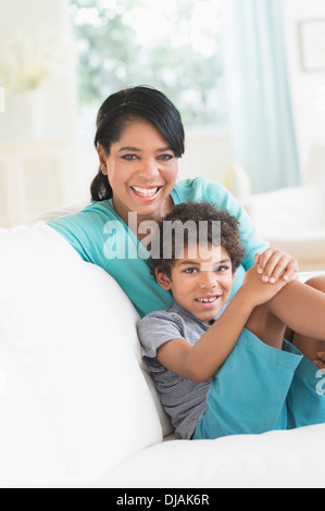 Mère et fils relaxing on sofa Banque D'Images