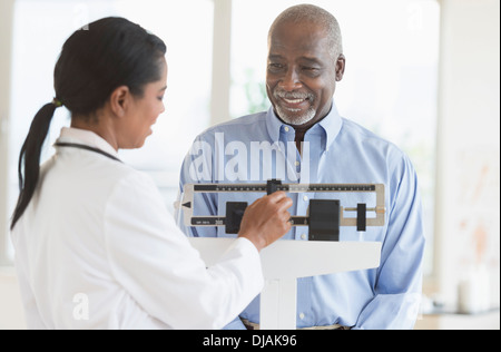 Médecin patient pesage noir Banque D'Images