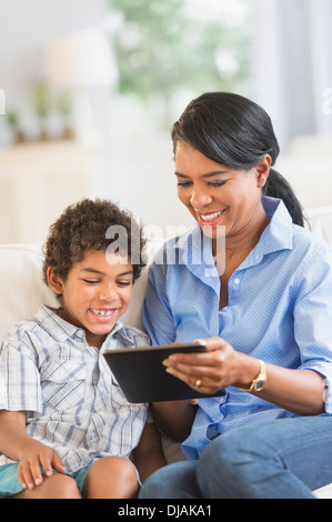 Mère et fils using digital tablet Banque D'Images