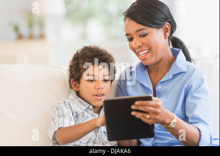 Mère et fils using digital tablet Banque D'Images