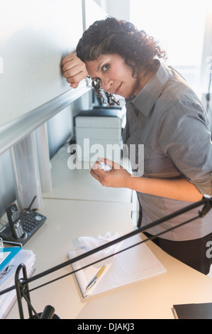 Hispanic businesswoman working in office Banque D'Images