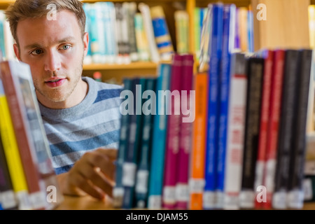 Student mâle dans la bibliothèque Banque D'Images