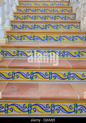 Escalier avec des carreaux en céramique et en terre cuite. Banque D'Images