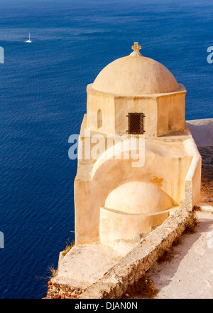 Chapelle de l'église jaune ou à Oia, Santorin, Grèce avec la mer bleue en arrière-plan Banque D'Images