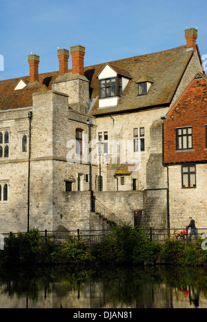 Maidstone, Kent, Angleterre, Royaume-Uni. Le Palais des Archevêques (14e / 16e siècle) par la rivière Medway Banque D'Images