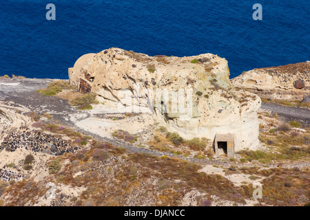 Ancienne entrée de la mine sur l'île de Santorin en Grèce contre une mer bleue Banque D'Images