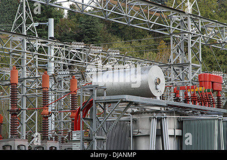 L'équipement électrique à l'intérieur de complexes d'une centrale électrique pour produire de l'électricité Banque D'Images