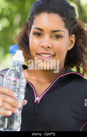 Portrait d'une femme fatiguée avec de l'eau en bouteille park Banque D'Images