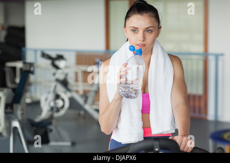 Femme de l'eau potable et de l'élaboration à la spinning class Banque D'Images