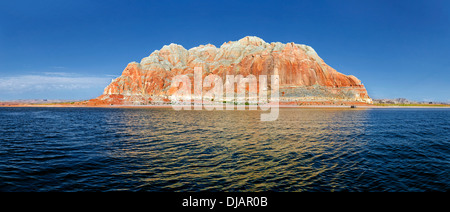 Castle Rock, falaises de grès rouge, des formations rocheuses à Wahweap Bay sur le Lac Powell, Page, Arizona, USA Banque D'Images