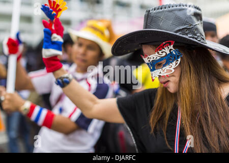 Bangkok, Thaïlande. 26 nov., 2013. Des manifestants anti-gouvernementaux thaïlandais se rassembler dans la cour du ministère des Finances à Bangkok. Les manifestants opposés au gouvernement du Premier Ministre thaïlandais Yingluck Shinawatra distribués par Bangkok cette semaine. Les manifestants ont pris le contrôle du ministère des Finances, ministère des Sports et du tourisme, ministère de l'intérieur et d'autres plus petits ministères. Les protestataires exigent la démission du Premier Ministre. Credit : ZUMA Press, Inc./Alamy Live News Banque D'Images