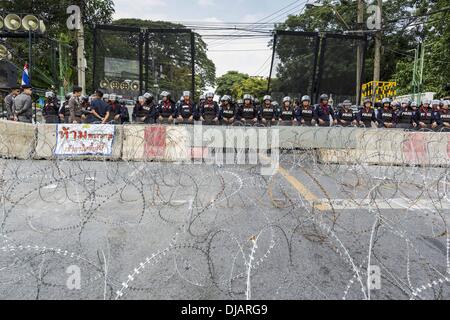 Bangkok, Thaïlande. 26 nov., 2013. La police anti-émeute thaïlandaise de bloquer l'accès à l'édifice du Parlement dans une rue de Bangkok. Les manifestants opposés au gouvernement du Premier Ministre thaïlandais Yingluck Shinawatra distribués par Bangkok cette semaine. Les manifestants ont pris le contrôle du ministère des Finances, ministère des Sports et du tourisme, ministère de l'intérieur et d'autres plus petits ministères. Les protestataires exigent la démission du Premier Ministre. Credit : ZUMA Press, Inc./Alamy Live News Banque D'Images