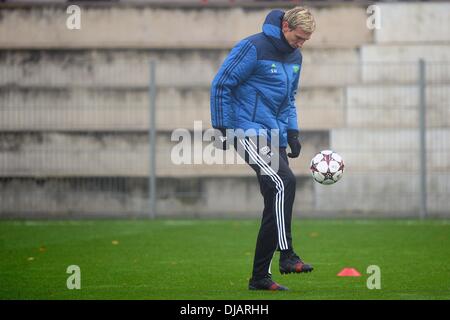 Leverkusen, Allemagne. 26 nov., 2013. Leverkusen Sami entraîneur en chef Hyypiae jongle avec la balle lors de la dernière session de formation de club de football Bundesliga Bayer 04 Leverkusen avant la Ligue des champions de demain au match Stade Haberland à Leverkusen, Allemagne, 26 novembre 2013. Leverkusen fera face à Manchester United dans un match de la Ligue des Champions phase de groupes le 27 novembre 2013. Photo : MARIUS BECKER/dpa/Alamy Live News Banque D'Images