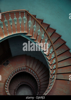 Intérieur du palais avec l'escalier en spirale en bois Banque D'Images