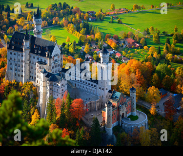 Schloss Neuschwanstein Castle et la campagne environnante en automne, Schwangau, Bavière, Allemagne Banque D'Images