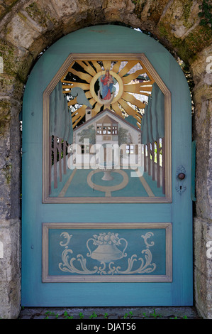 Porte sculptée et peinte dans un mur de jardin, Wessling, Haute-Bavière, Bavière, Allemagne Banque D'Images