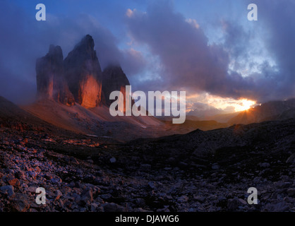 Montagnes Tre Cime di Lavaredo ou Drei Zinnen dans la lumière du soir, Dolomites de Sexten, province de Bolzano-Bozen, Italie Banque D'Images