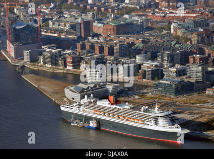 Queen Mary 2, derrière la HafenCity, le port de Hambourg, Hambourg, Allemagne Banque D'Images