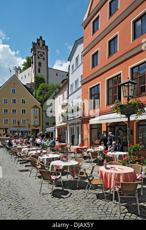 Cafés dans la zone piétonne, Hohes Schloss, château Haut à l'arrière, Füssen, Ostallgaeu, Schwabia, Allgaeu, Bavaria, Germany Banque D'Images