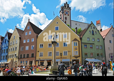 Ville fontaine avec la statue de Saint Magnus de Füssen, Füssen, Ostallgaeu, Schwabia, Allgaeu, Bavaria, Germany Banque D'Images