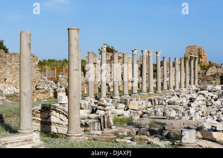 Rangée de colonnes sur l'agora, ancienne ville de Side, Pamphylia, Antalya Province, Turkey Banque D'Images